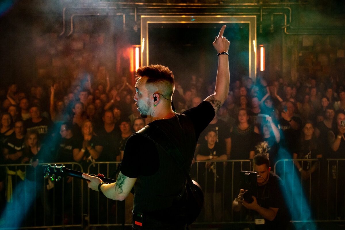 Mazze Wiesner auf der Bühne, Faust in der Luft, beim Deutschrock-Konzert