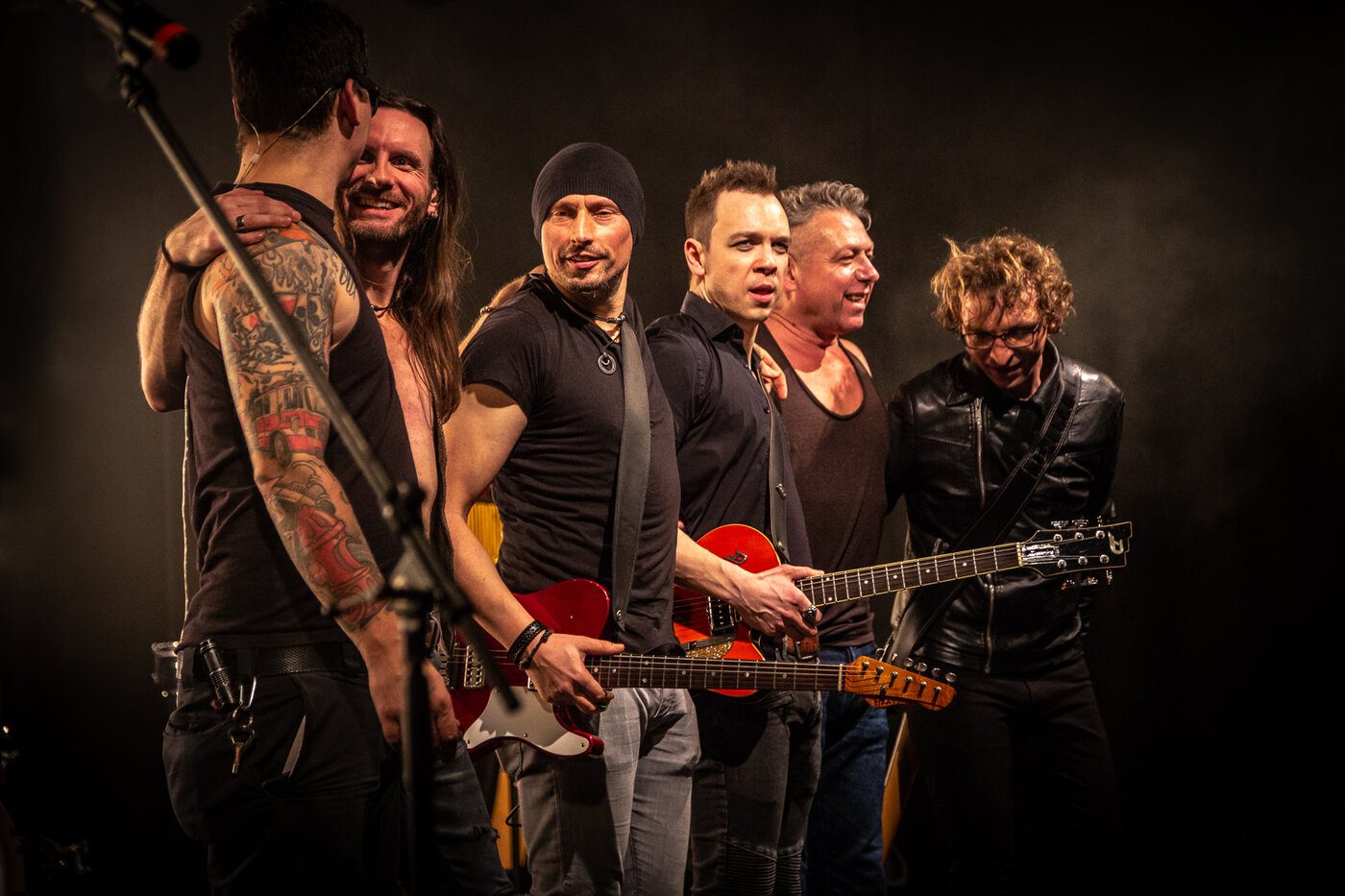 Mazze Wiesner mit seiner Band auf der Bühne, Tributeshow in voller Besetzung