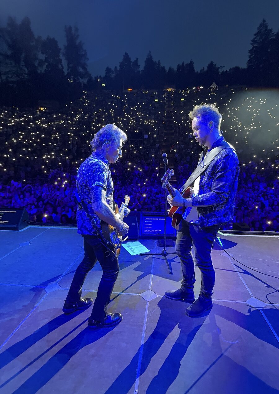 Mazze Wiesner mit Peter Maffay auf der Open-Air-Bühne vor einem Lichtermeer
