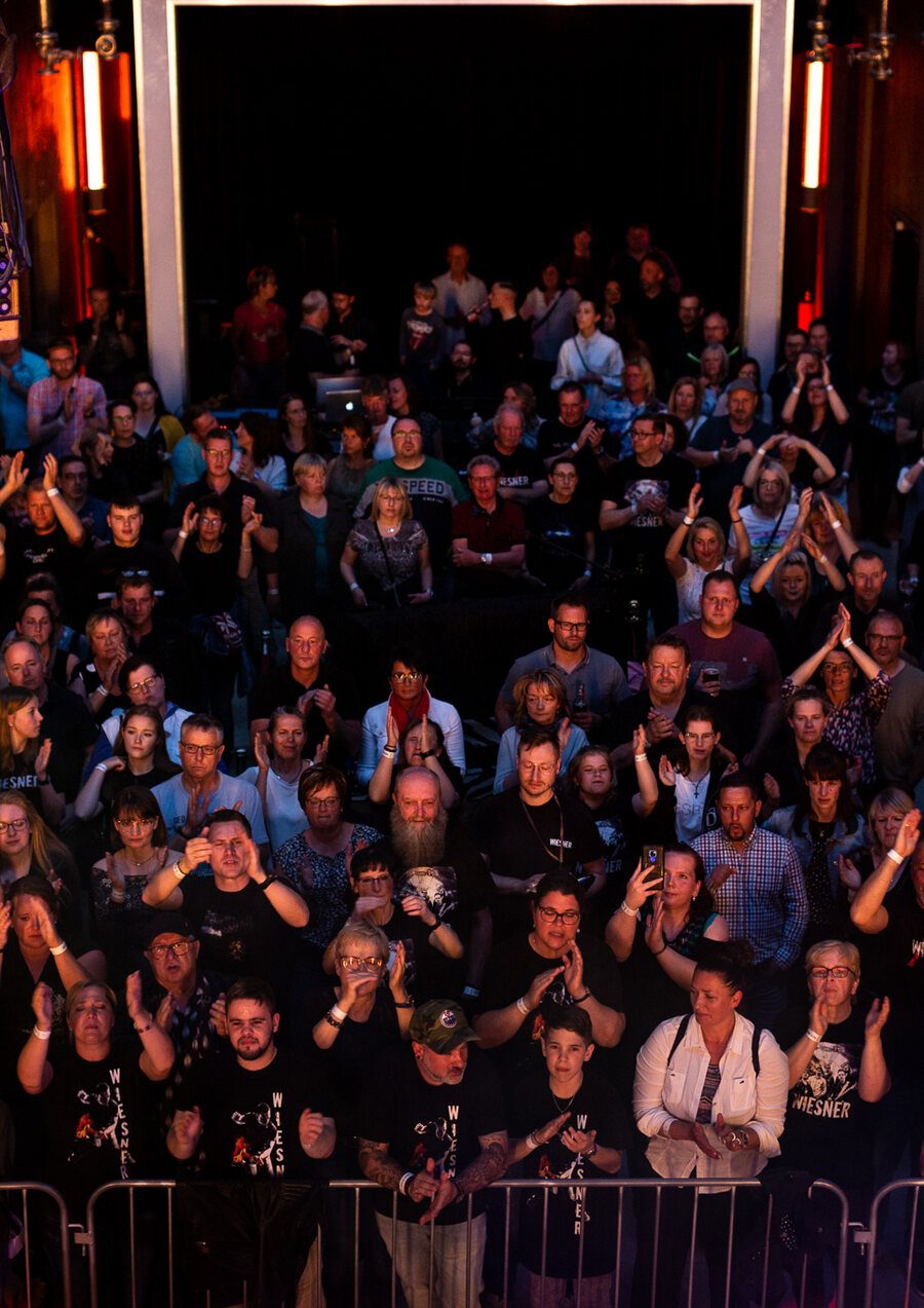 Volles Haus: Publikum im Saal beim Konzert der Deutschrock Heroes