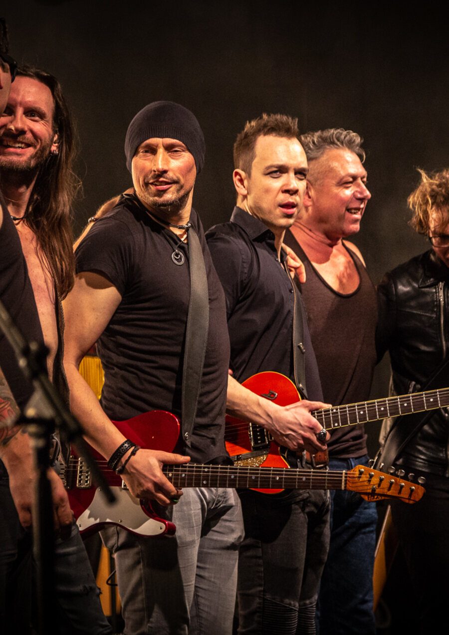 Die Liveband der Deutschrock Heroes beim Schlussapplaus, Gitarren in der Hand